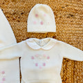 Completo neonata in pura lana bianco con maglia, pantalone, cappellino e scarpine ricamate a mano