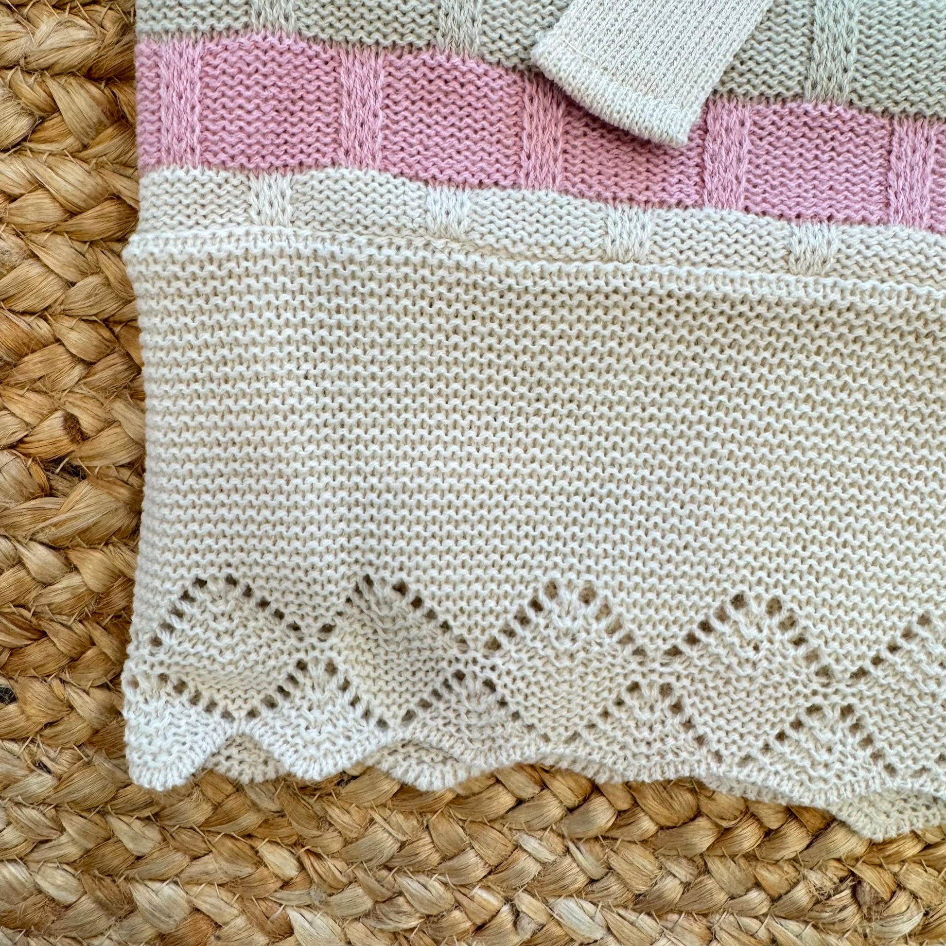 Set nascita neonata Juliana con copertina panna rigata rosa e verde salvia