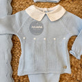 maglia neonato azzurra con colletto panna e applicazioni frontali