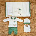 Coordinato uscita clinica neonato in caldo cotone verde salvia con coperta, lenzuolino, cappellino e bavaglino Made in Italy.