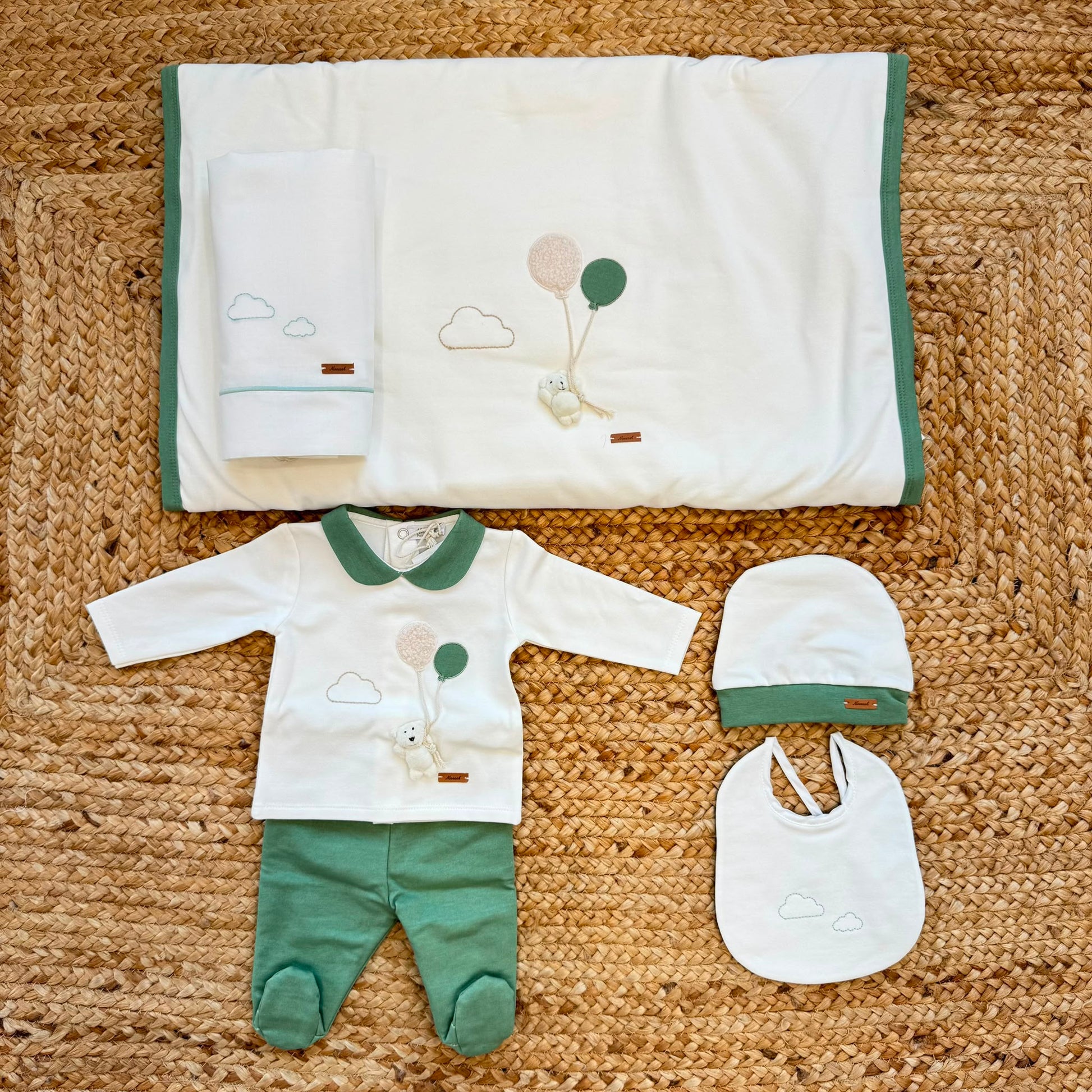 Coordinato uscita clinica neonato in caldo cotone verde salvia con coperta, lenzuolino, cappellino e bavaglino Made in Italy.