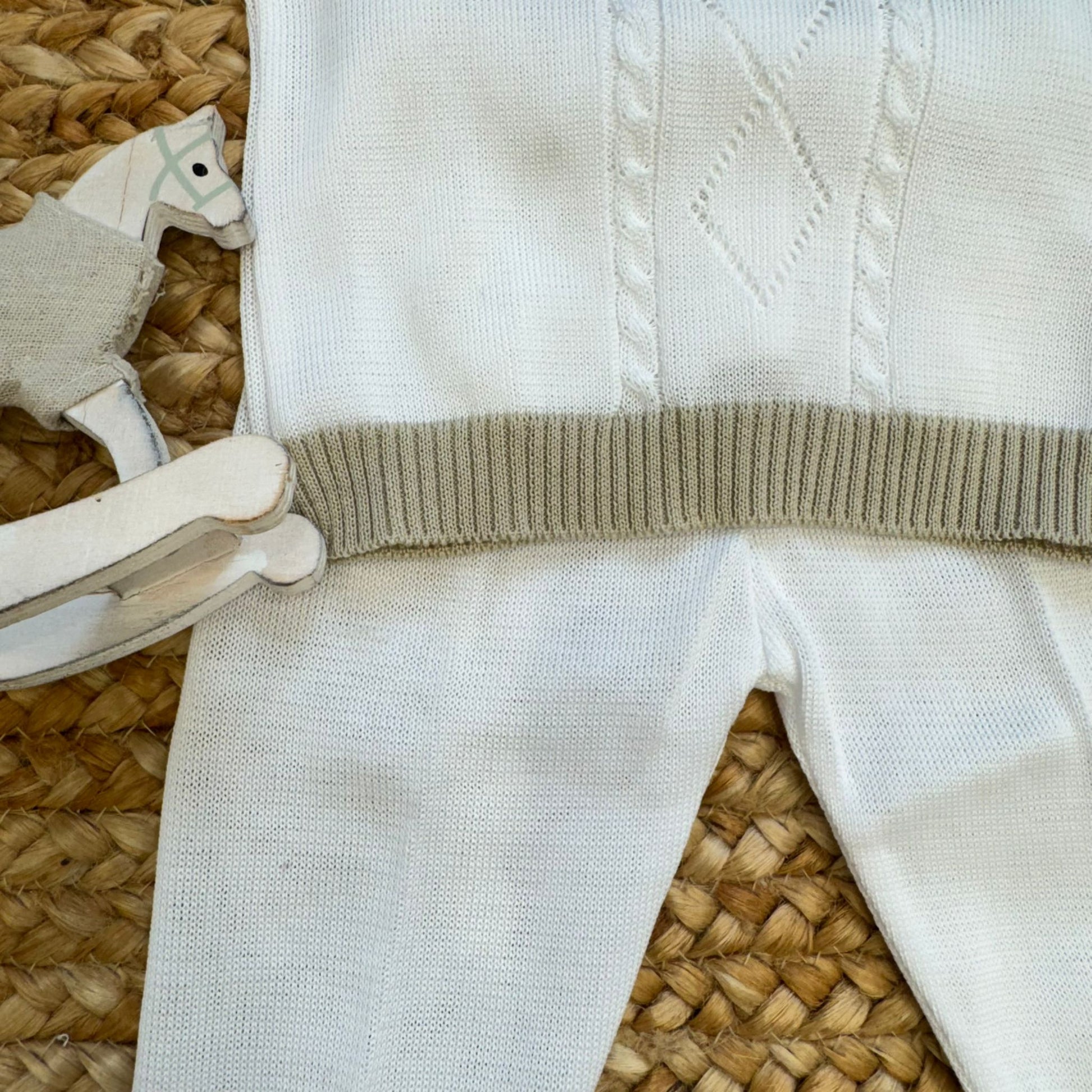 lavorazione maglia a rombi e trecce 100% cotone neonato