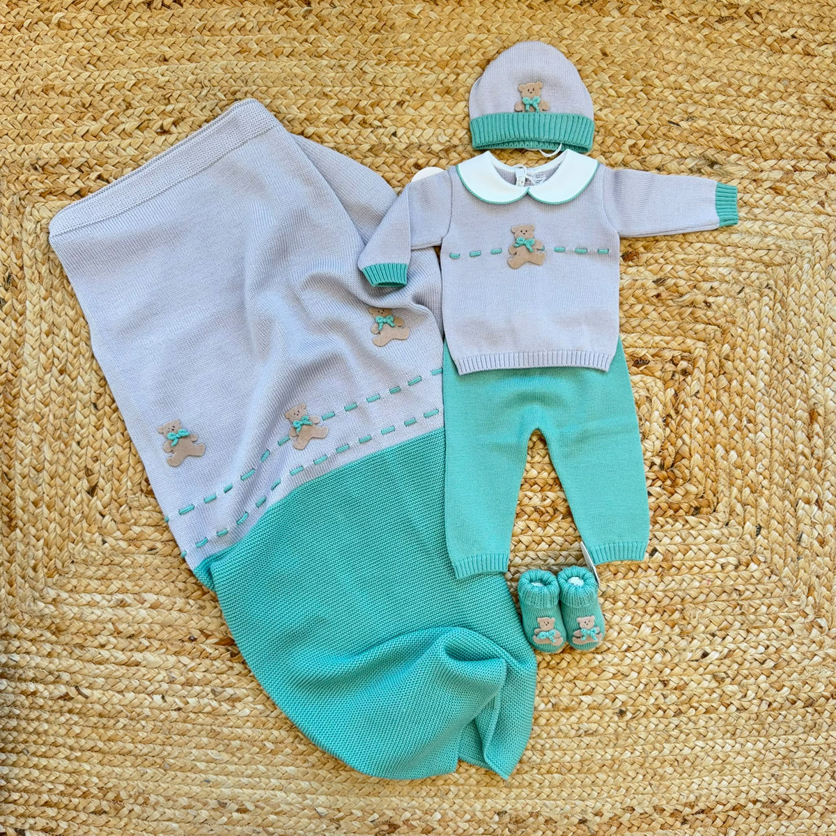 Uscita clinica neonato in pura lana grigio e verde con orsetto completa di copertina cappellino e scarpine