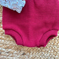 Pagliaccetto bimba bordeaux in maglia con camicia floreale in cotone