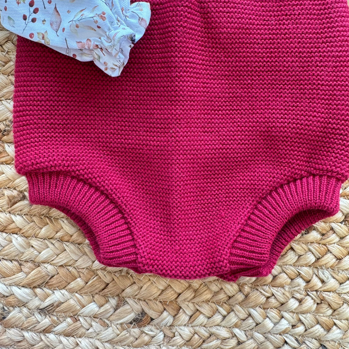 Pagliaccetto bimba bordeaux in maglia con camicia floreale in cotone