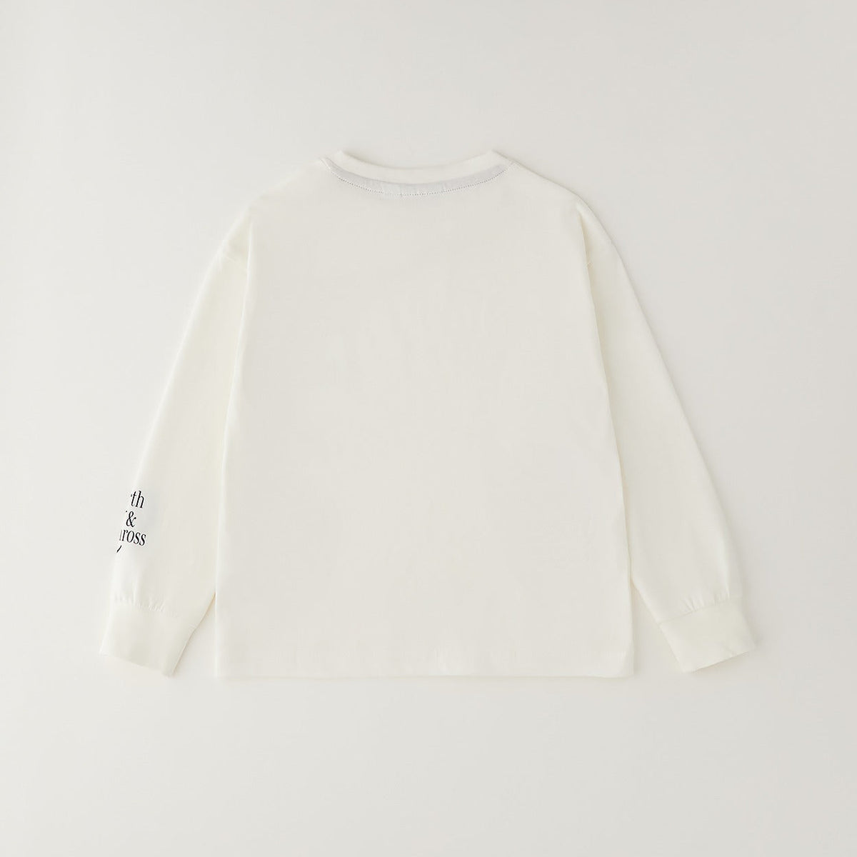 Bambino con felpa blu e maglia panna stile college