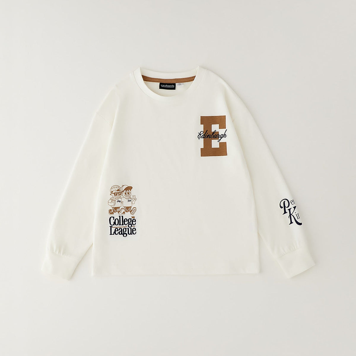 Bambino con felpa blu e maglia panna stile college