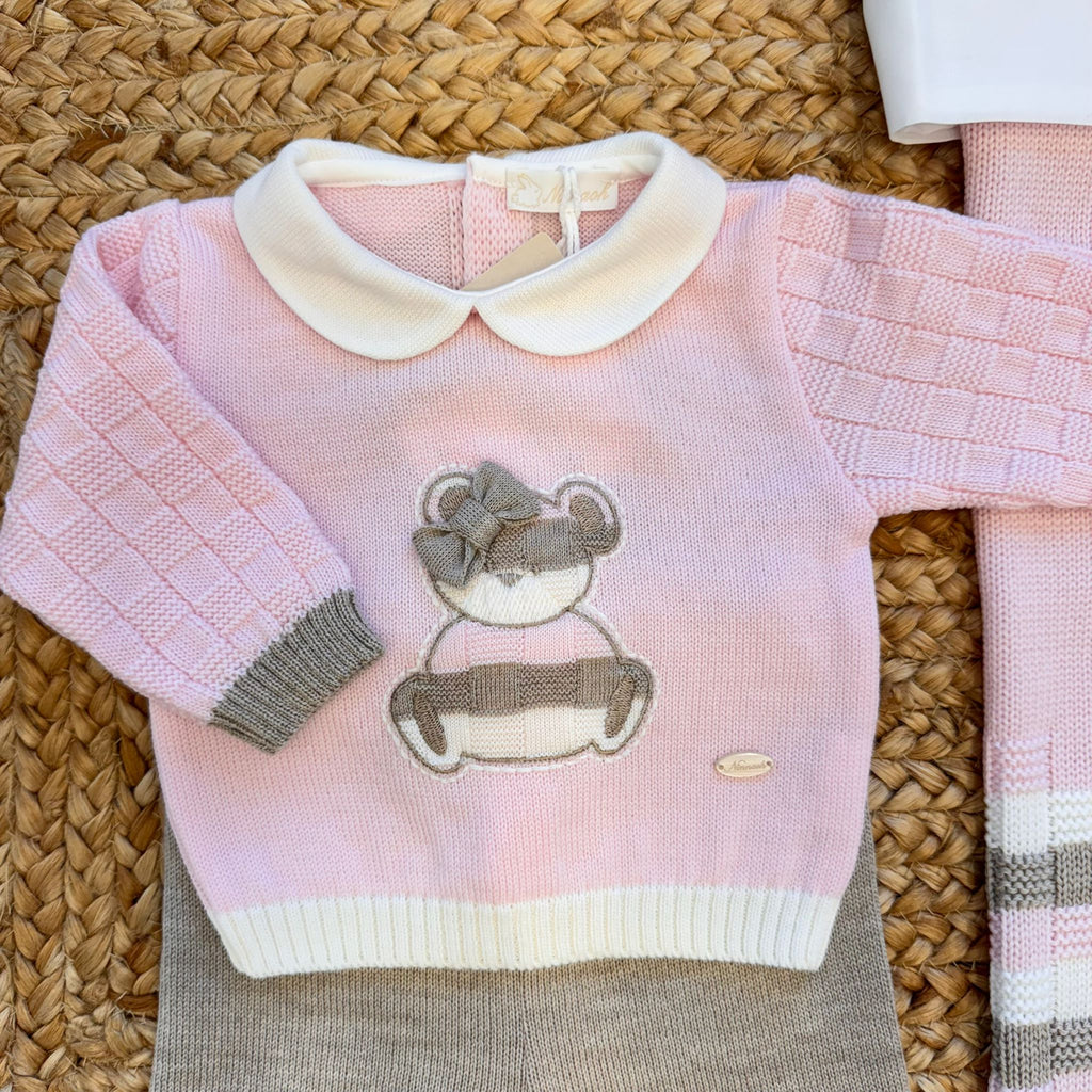  Primo piano sul ricamo dell’orsetto con fiocco tortora sulla maglia rosa