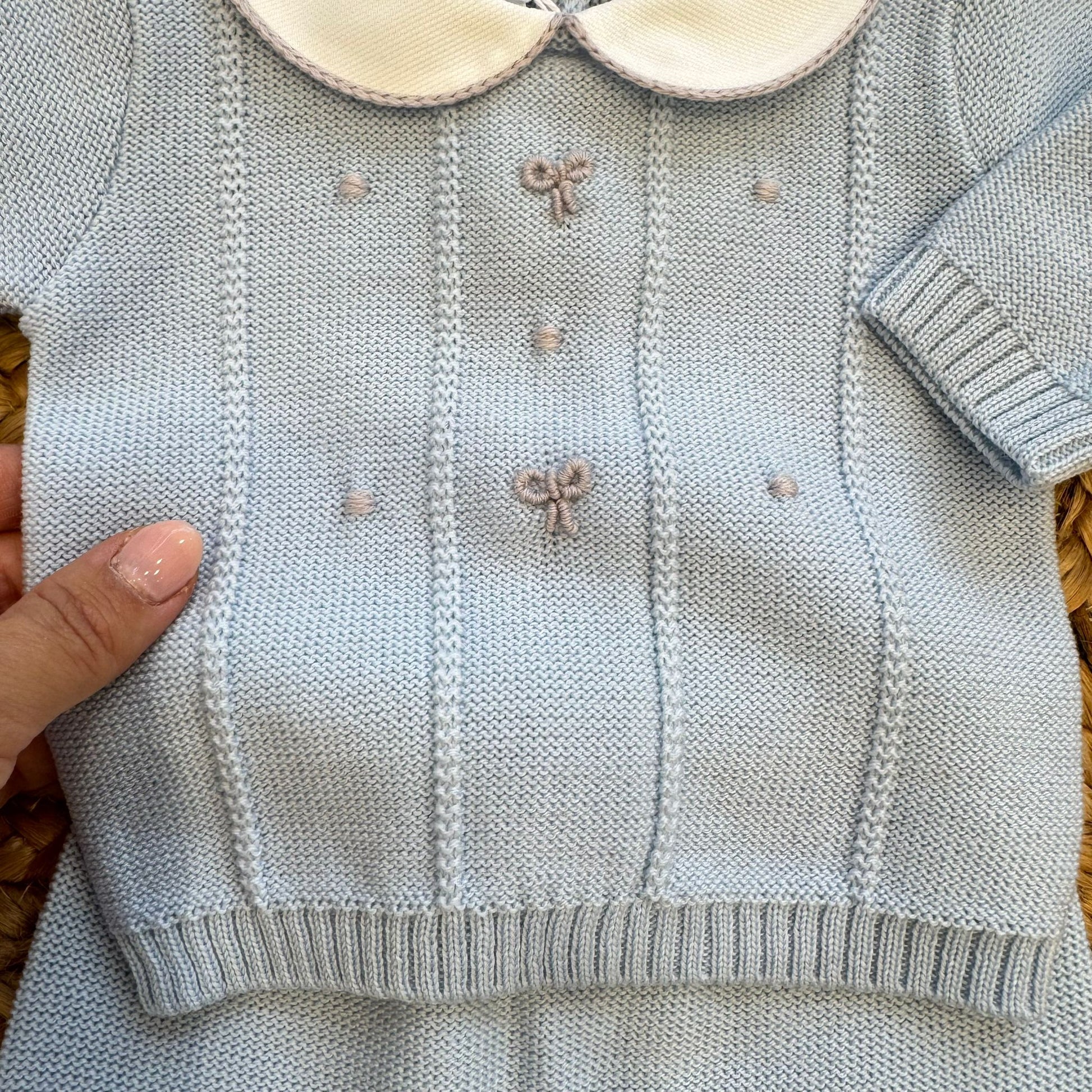 maglia corredino azzurro in 100% lana con ricami fiocchi e colletto bianco