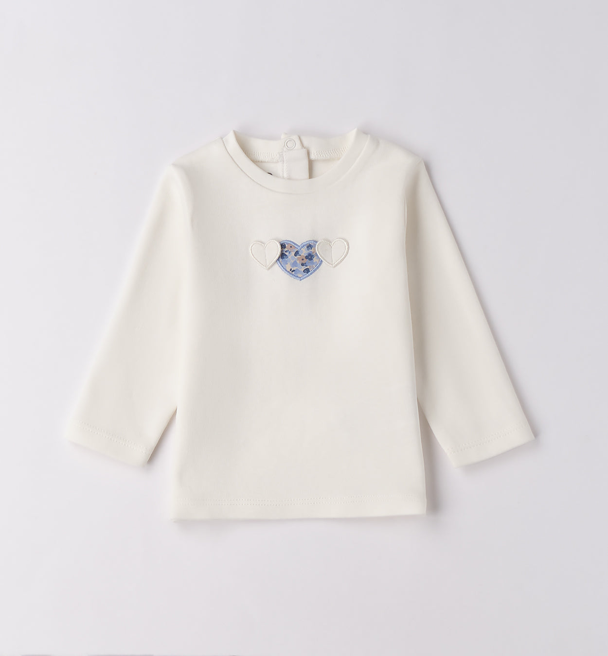 maglia panna neonato con ricamo cuore azzurro