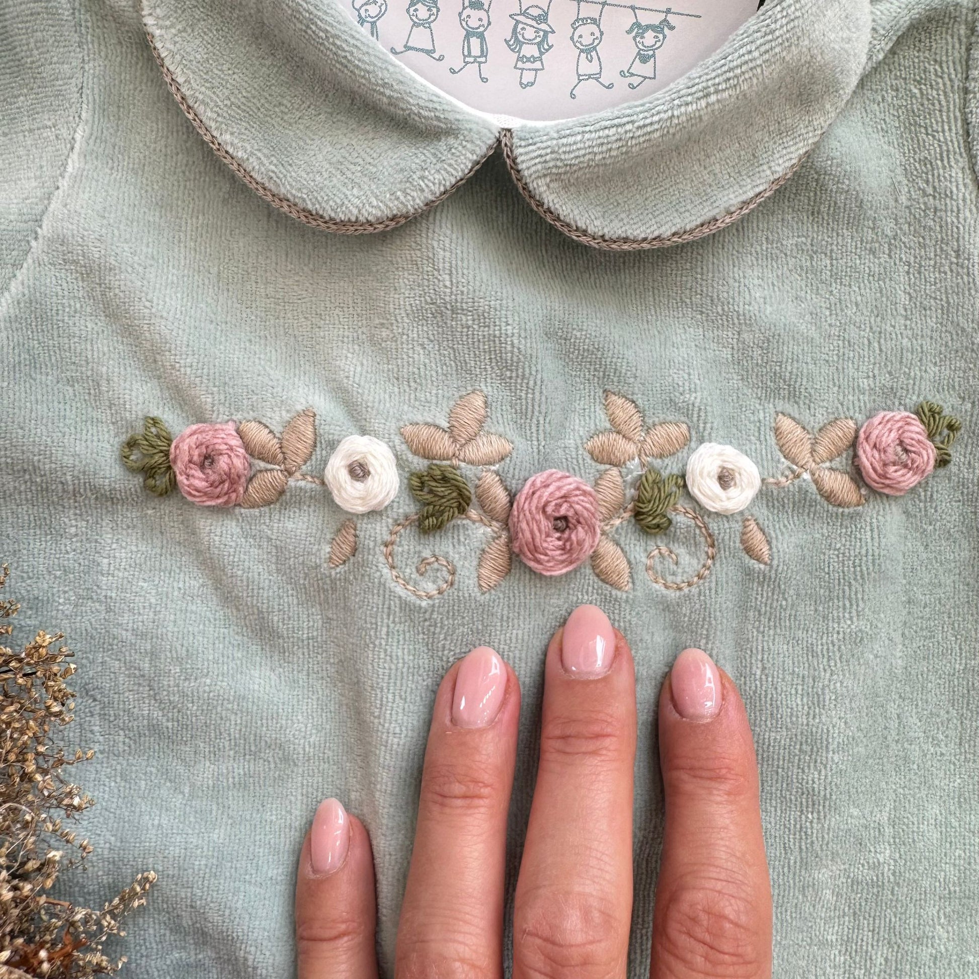 maglia tutina neonata ciniglia rosa con ricamo fiori e colletto