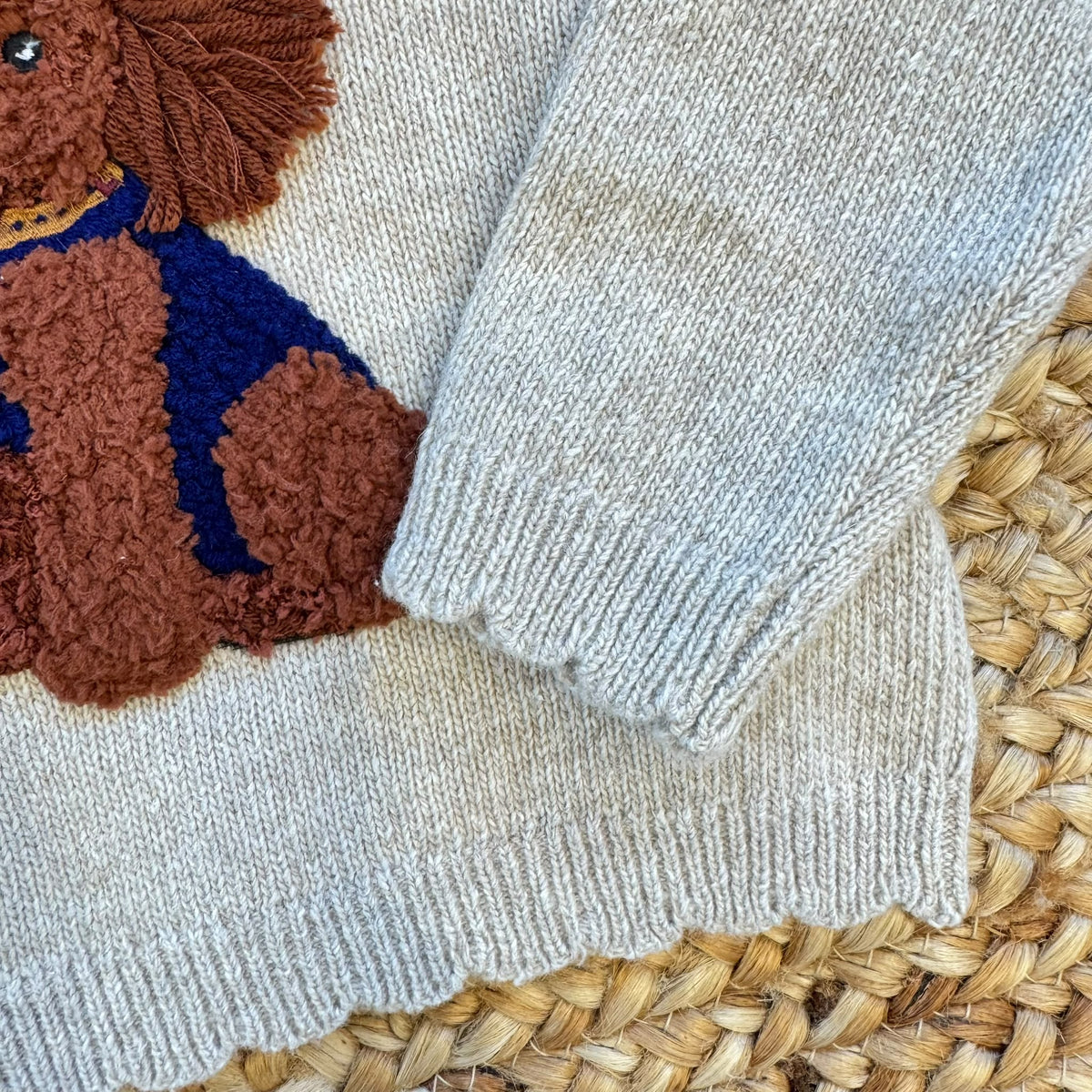 Maglioncino bambina beige con cagnolino in rilievo e colletto bordeaux