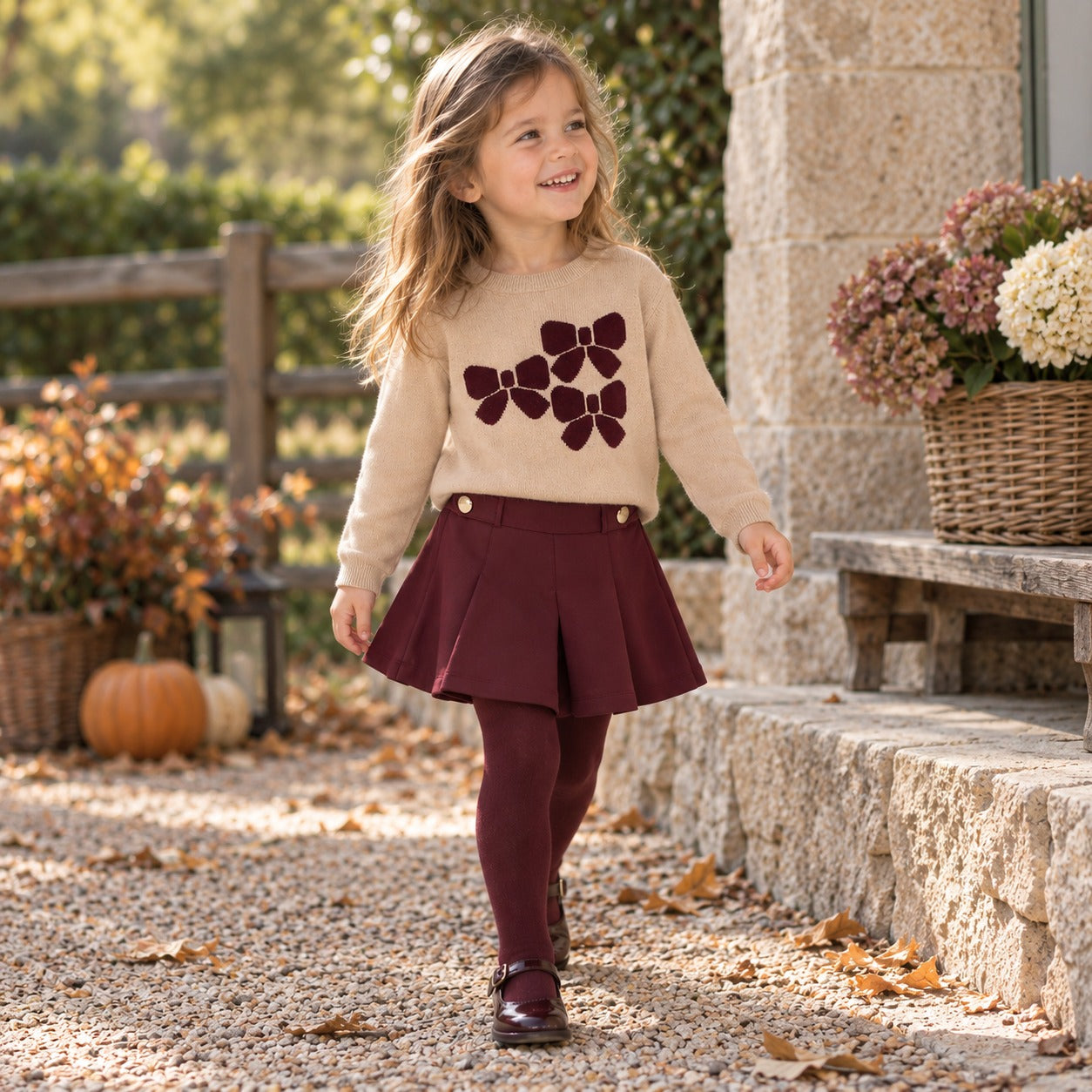 Completo bimba con maglioncino beige con fiocchi bordeaux e pantaloncino bordeaux