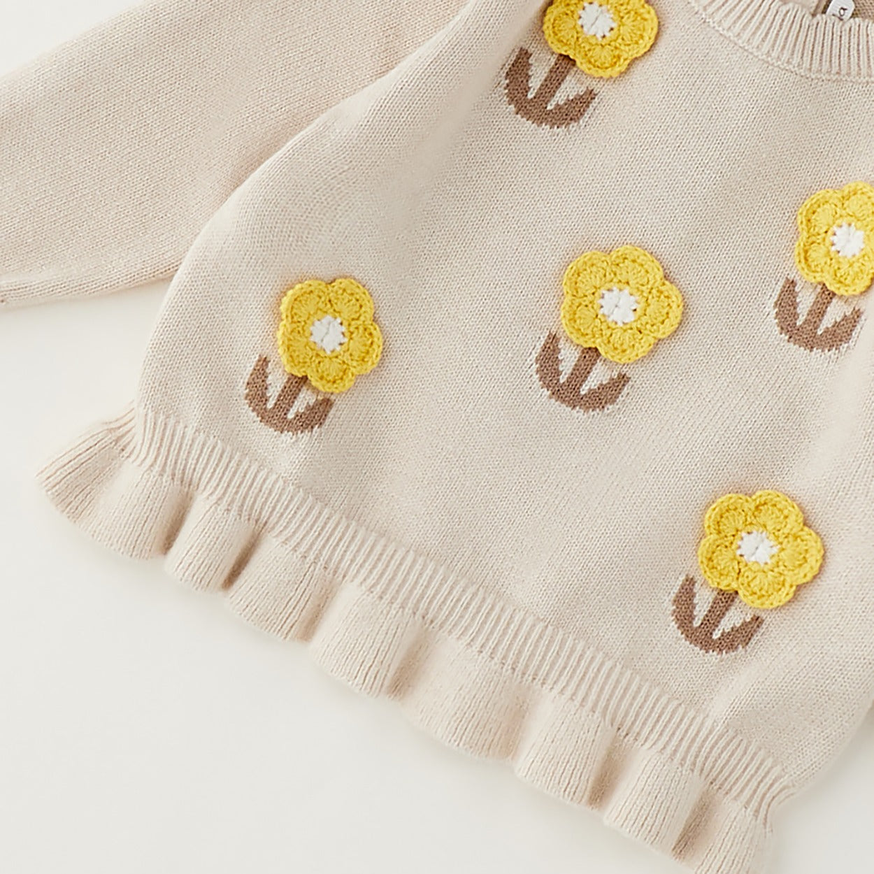 Maglioncino bimba beige in cotone e lana con fiori gialli applicati e volant