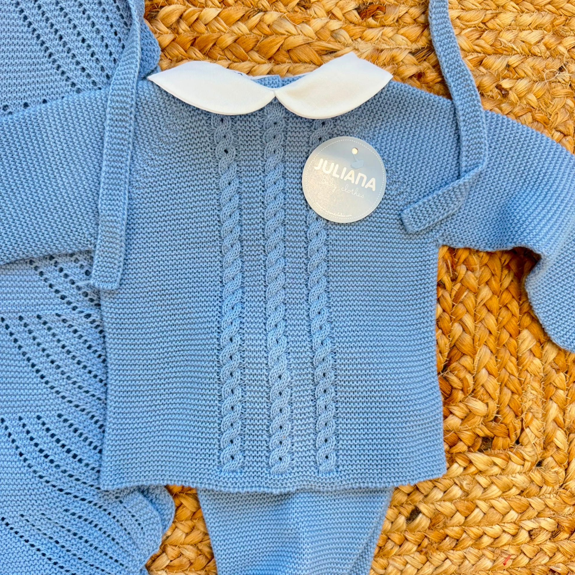 Tutina bimbo azzurra in maglia con cappellino coordinato e piedini per corredino nascita