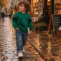 Bambino con maglione blu e marrone e pantalone marrone in città