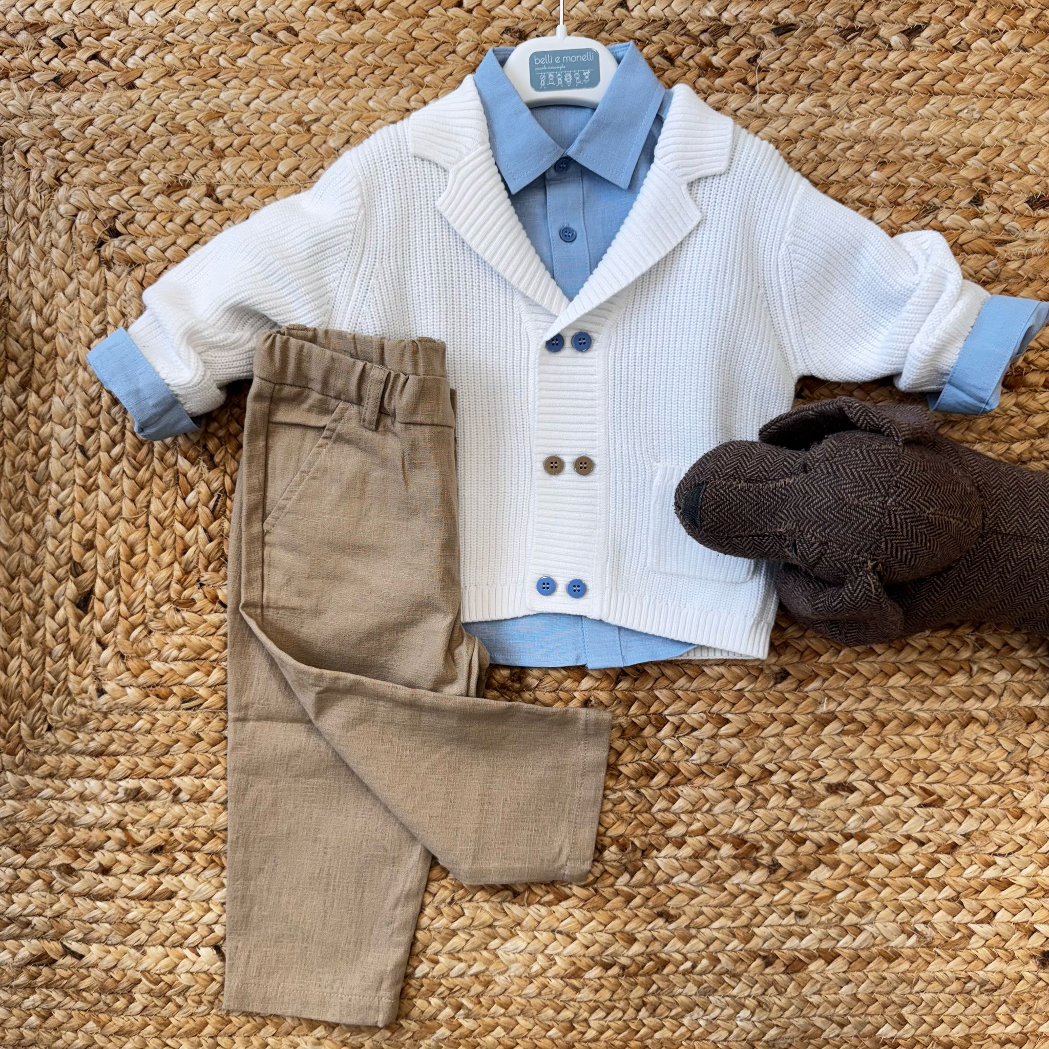 maglione bianco con camicia blu e pantaloni beige per bambino, con dettagli in blu e camicia azzurra in lino. perfetto per un look elegante e casual.