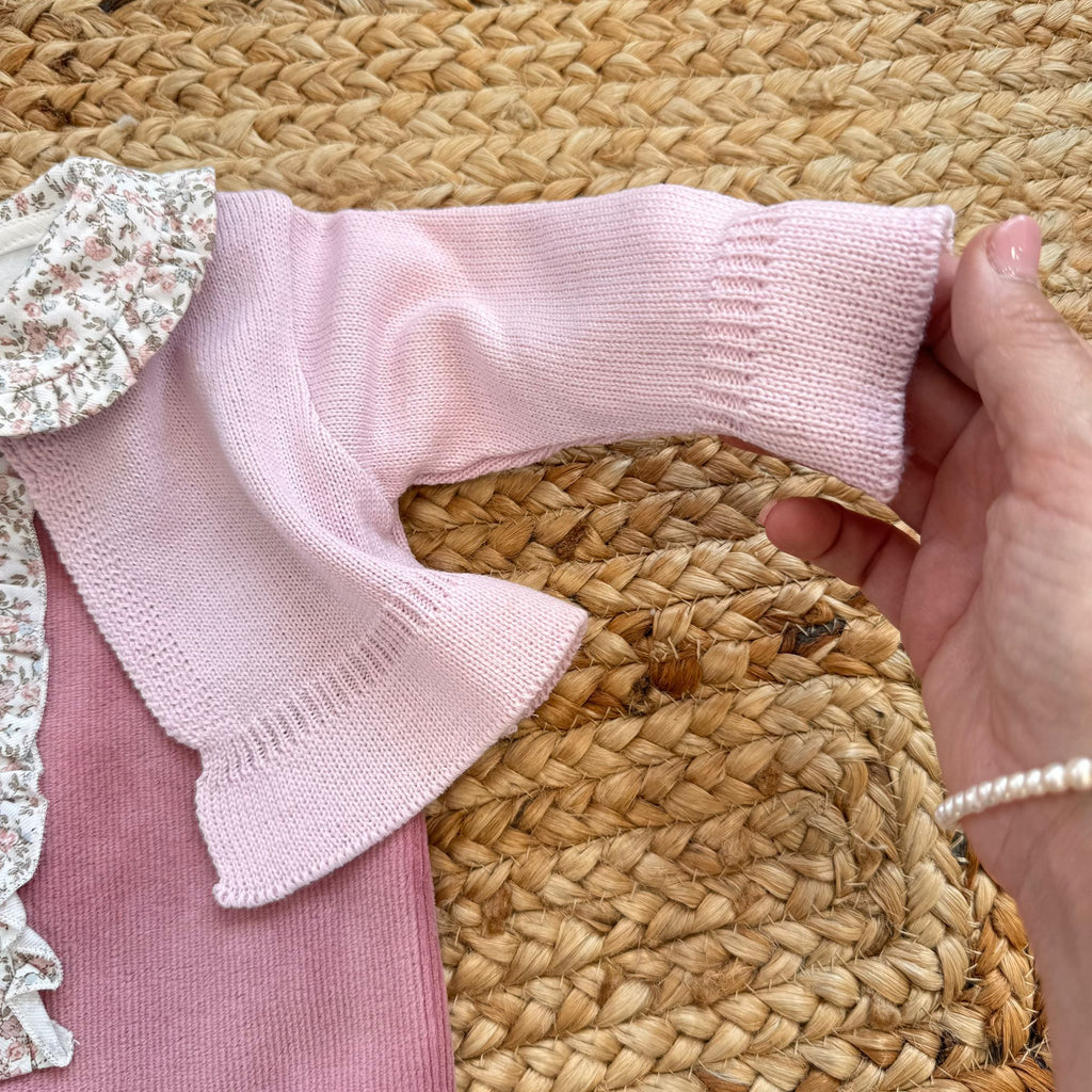 Primo piano manica cardigan rosa cipria abbinato alla tutina – corredino neonata inverno