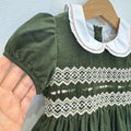 Abito bimba velluto millerighe verde con punto smock e colletto bianco