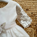 dettaglio manica in tulle con ricamo floreale