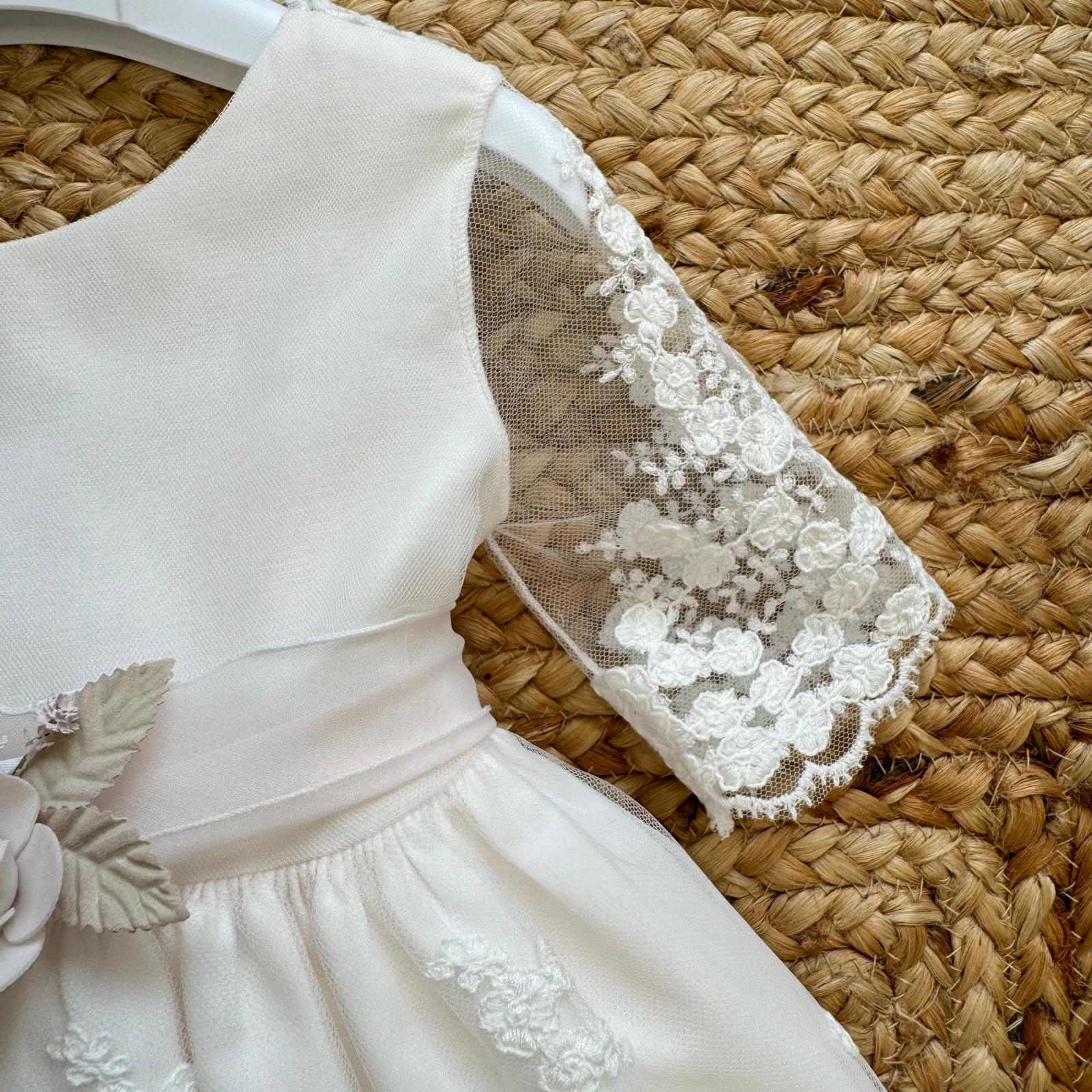 dettaglio manica in tulle con ricamo floreale