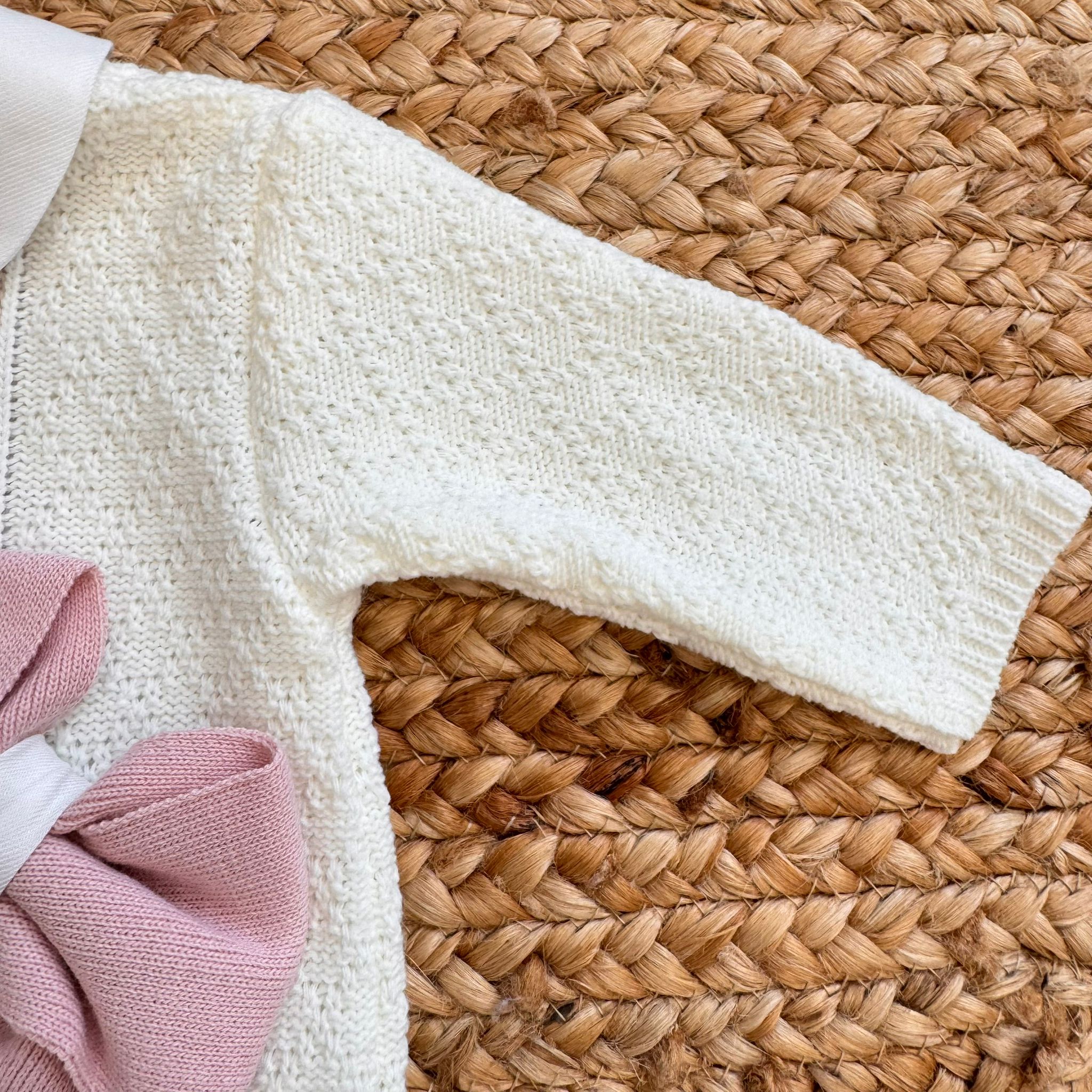  Manica in maglia lavorata panna della tutina neonata, ideale per stagione autunnale