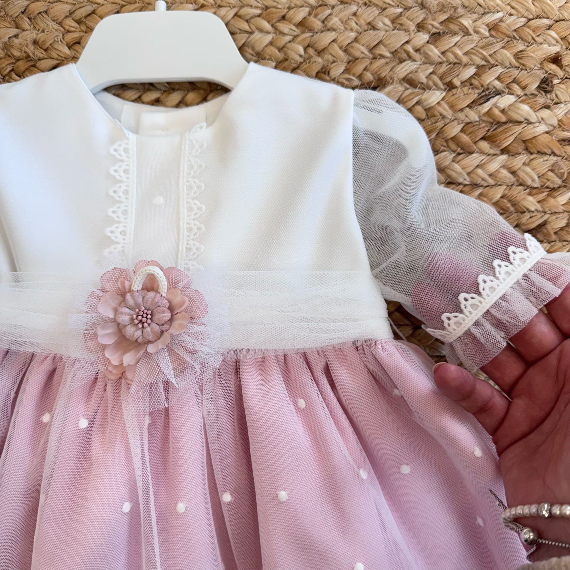 Manica in tulle trasparente con ricamo bianco