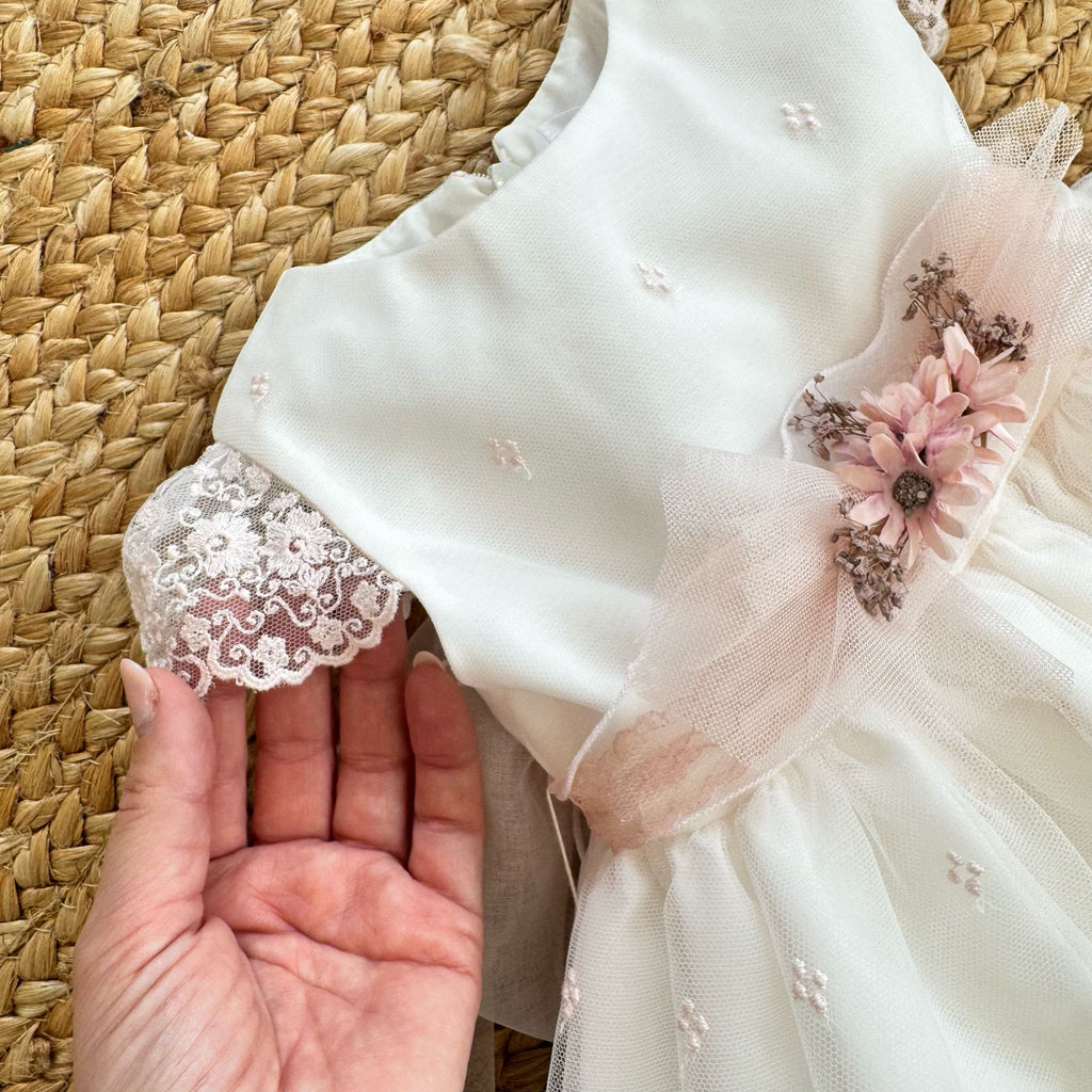 Maniche in pizzo dell’abito battesimo Mimilù, eleganza raffinata.