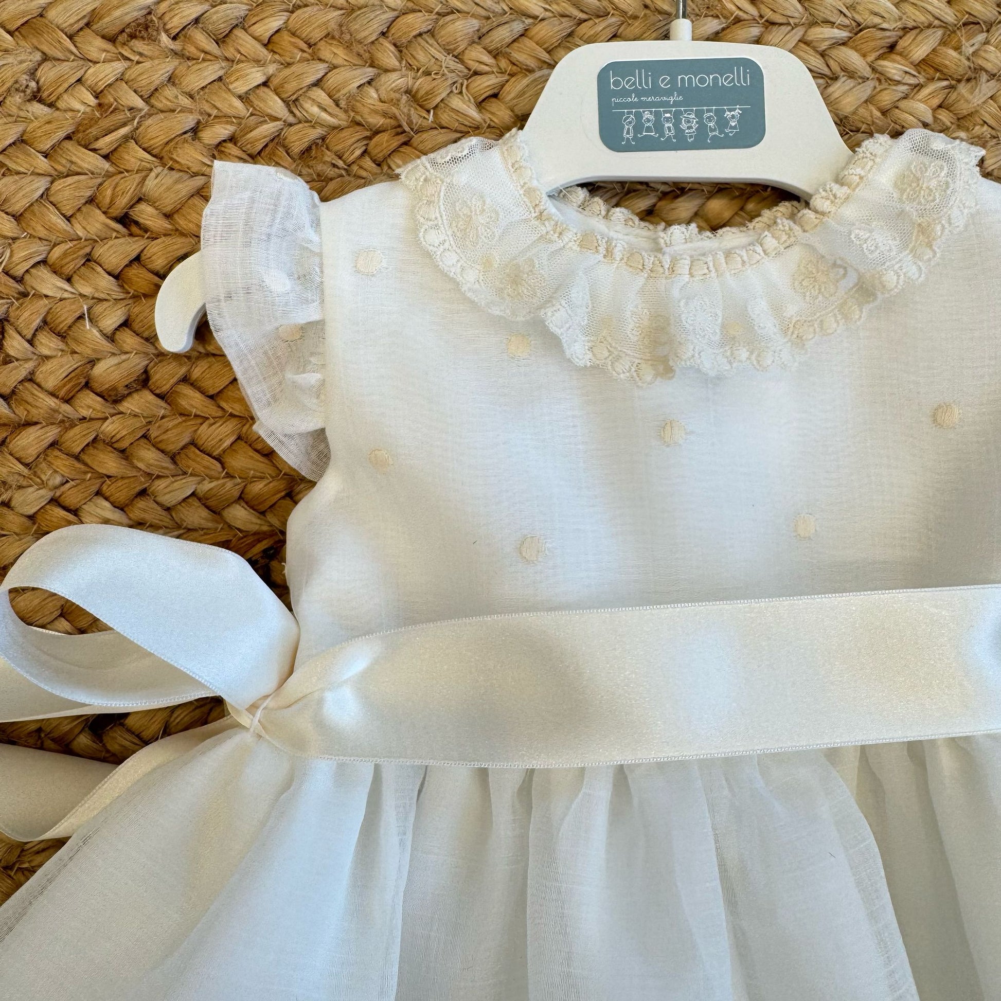 Manichina volant in tulle con pois ricamati su abito battesimo neonata