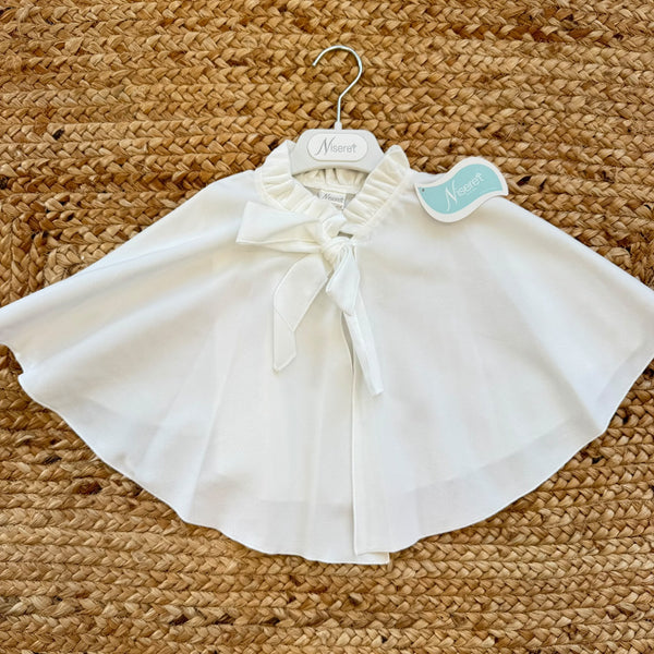 Mantellina da battesimo per neonata color avorio, modello svasato con fiocco frontale e fondo arrotondato.