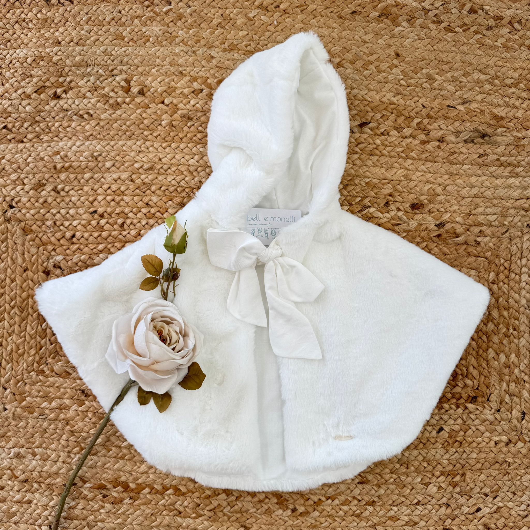 mantellina battesimo bimba in eco pelliccia panna con fiocco
