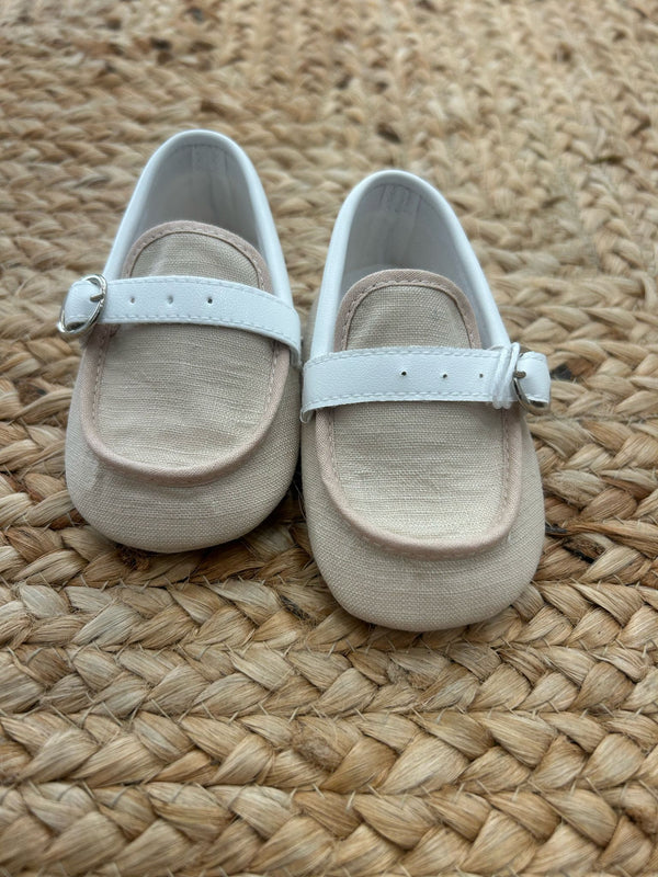 Mocassino da culla beige per battesimo con cinturino bianco