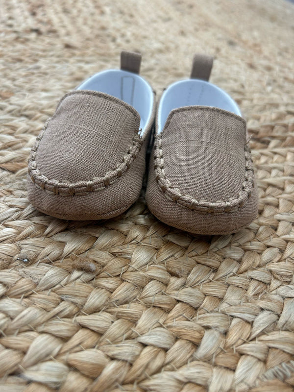 Mocassino beige da culla per battesimo con cuciture