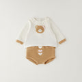 Dettaglio completo neonata cotone e lana con orsetto, fiocco rosa e culotte con cuori