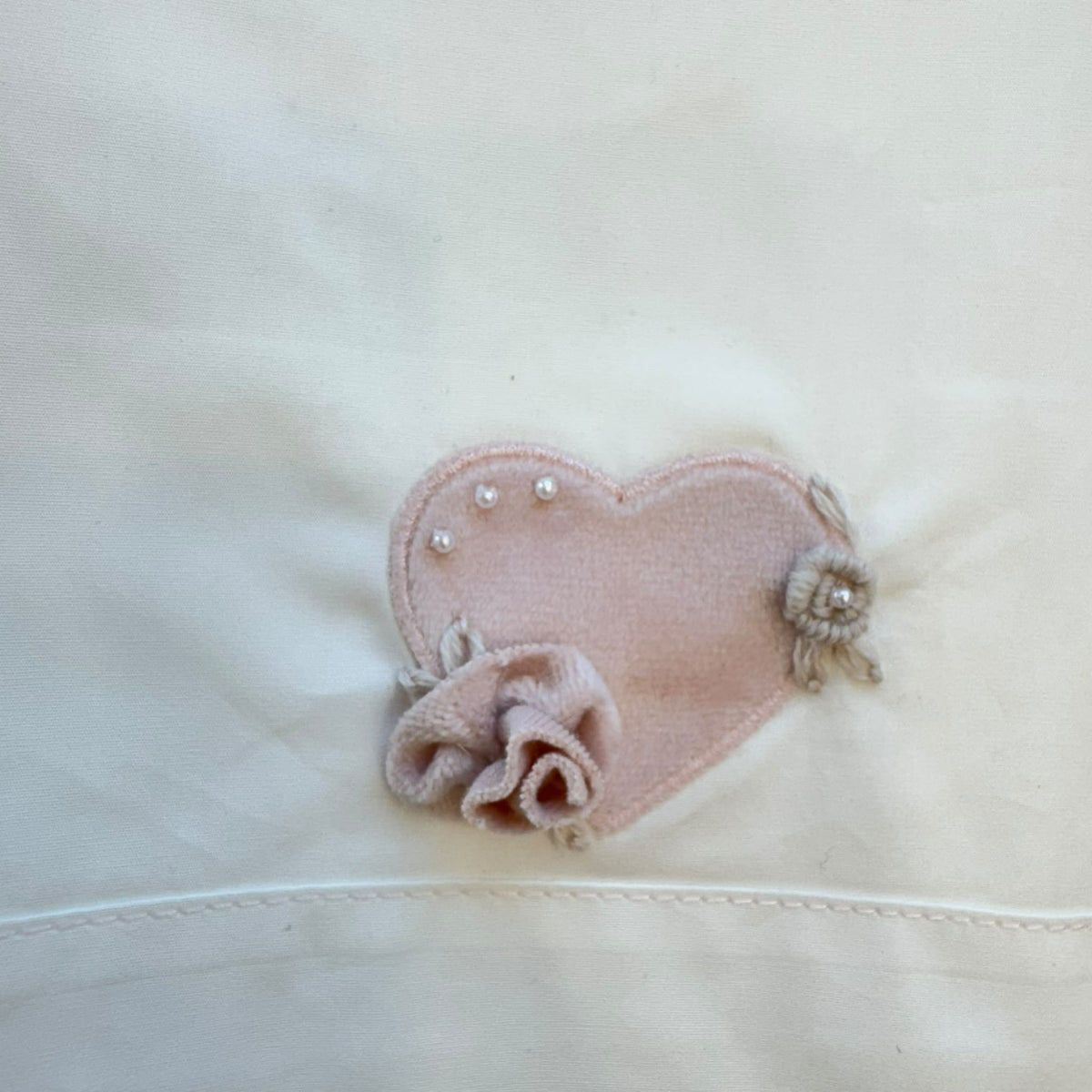 Completo lenzuola neonata in cotone bianco latte con cuore rosa per baby culla