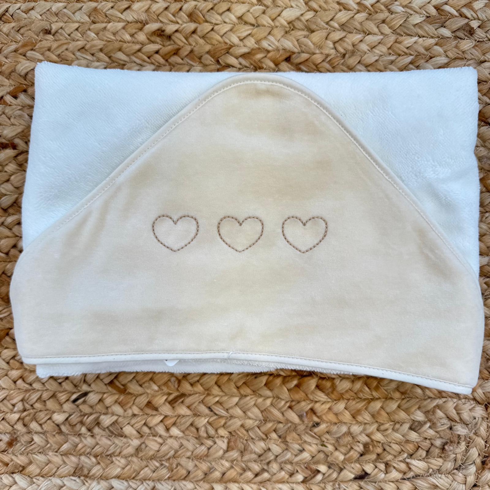 Accappatoio neonata in fibra di bambù con cappuccio rosa e tre cuori ricamati.