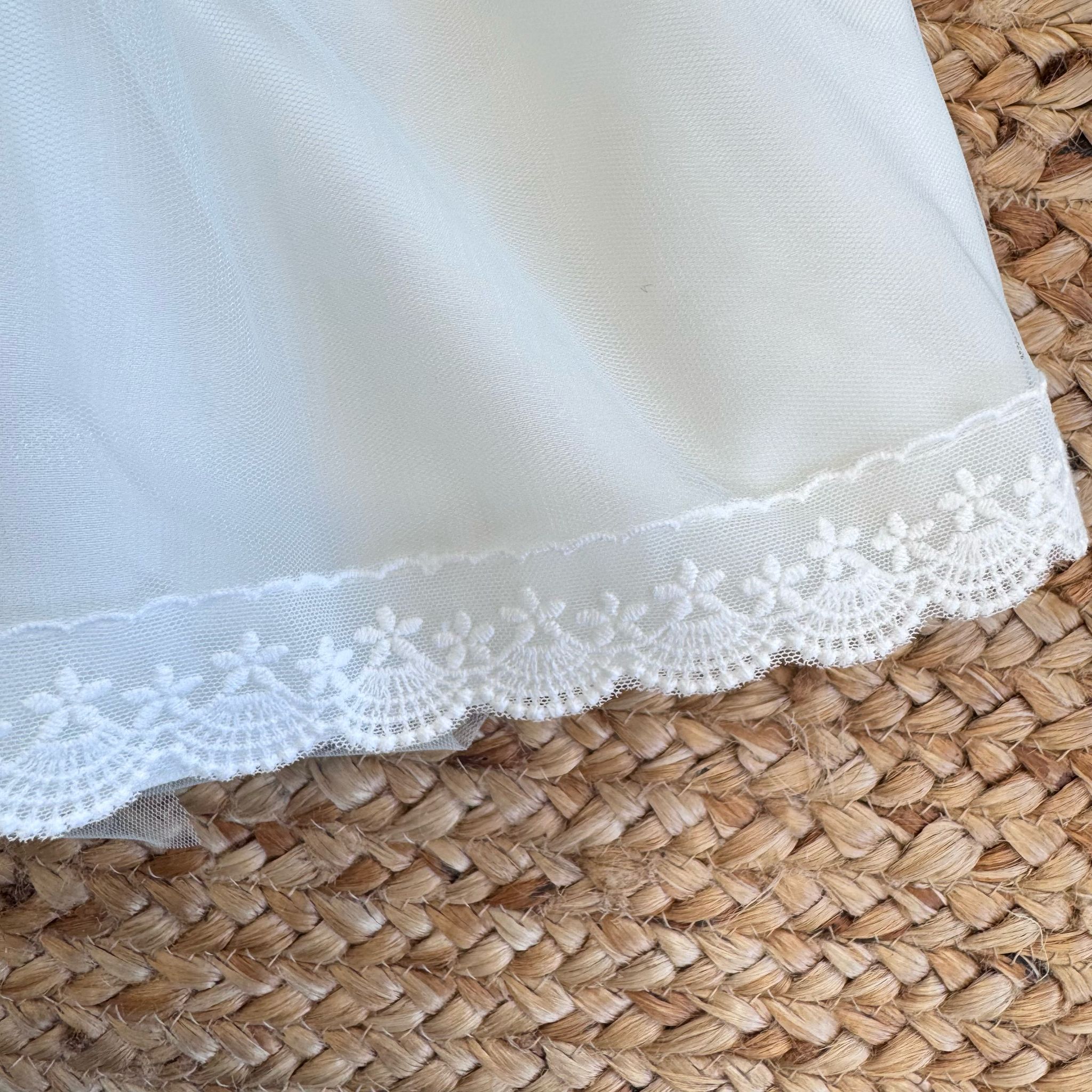 Orlo in tulle con ricamo floreale abito neonata