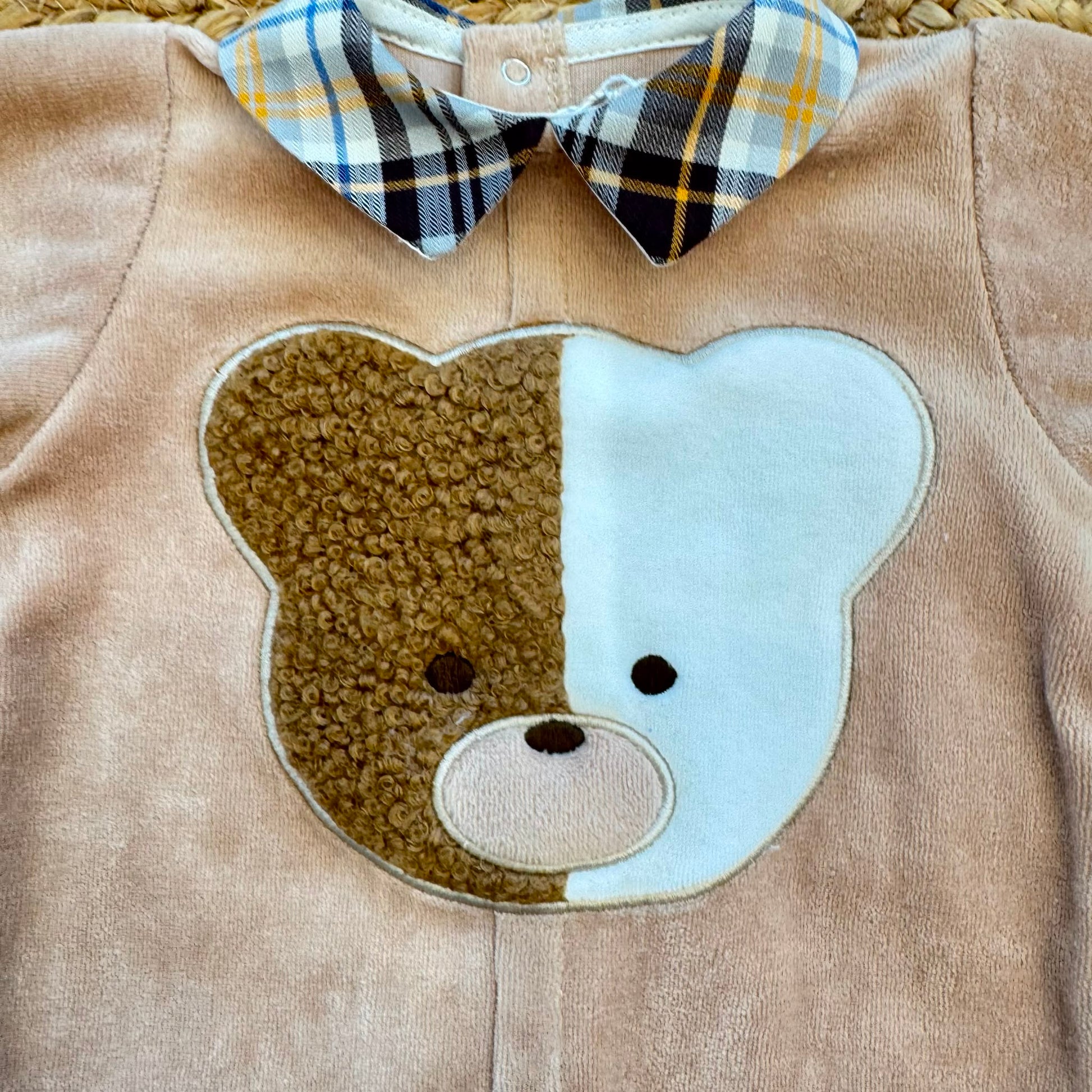 Tutina neonato in ciniglia beige con orsetto e colletto tartan