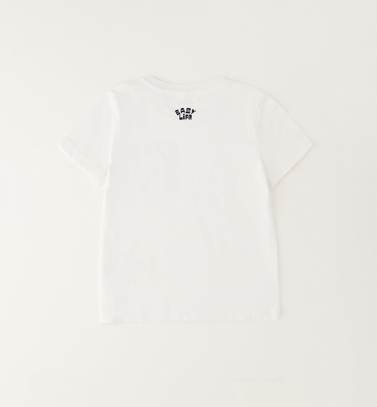 Completo bambino casual chic con t-shirt bianca in cotone e bermuda blu.