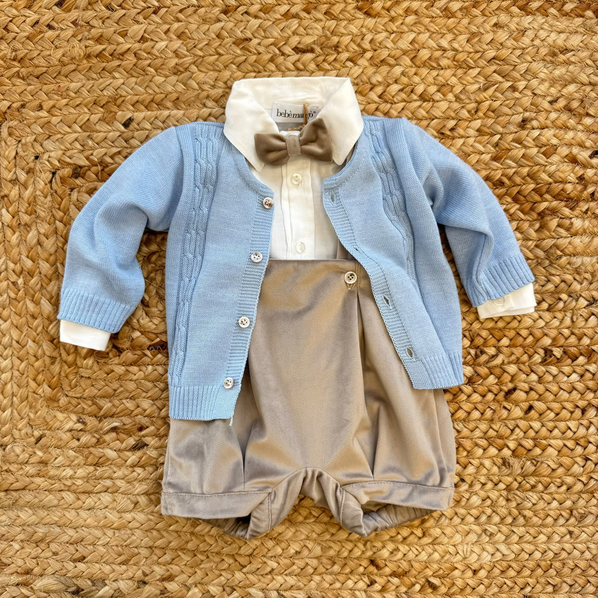 Completo elegante neonato con salopette tortora, camicia bianca, papillon e cardigan azzurro