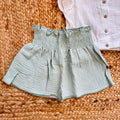 outfit bambina leggero con maniche volant e pantaloncini morbidi