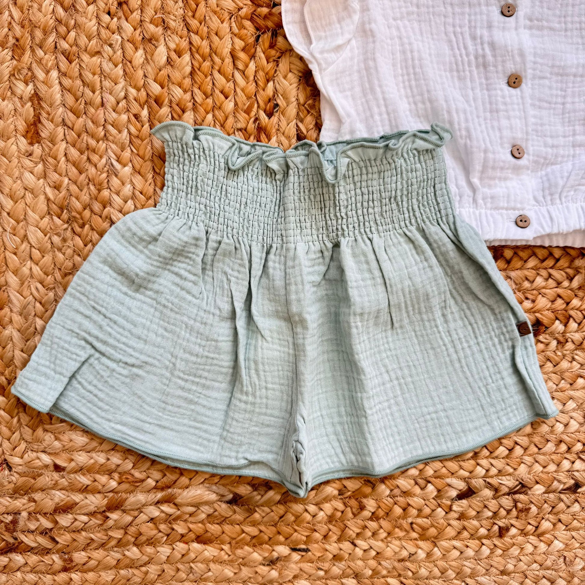 outfit bambina leggero con maniche volant e pantaloncini morbidi