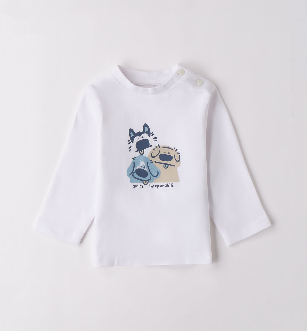 Completo primavera bambino con camicia jeans, maglietta con stampa amici inseparabili e pantaloni blu navy.

