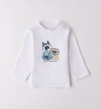 Completo primavera bambino con camicia jeans, maglietta con stampa amici inseparabili e pantaloni blu navy.

