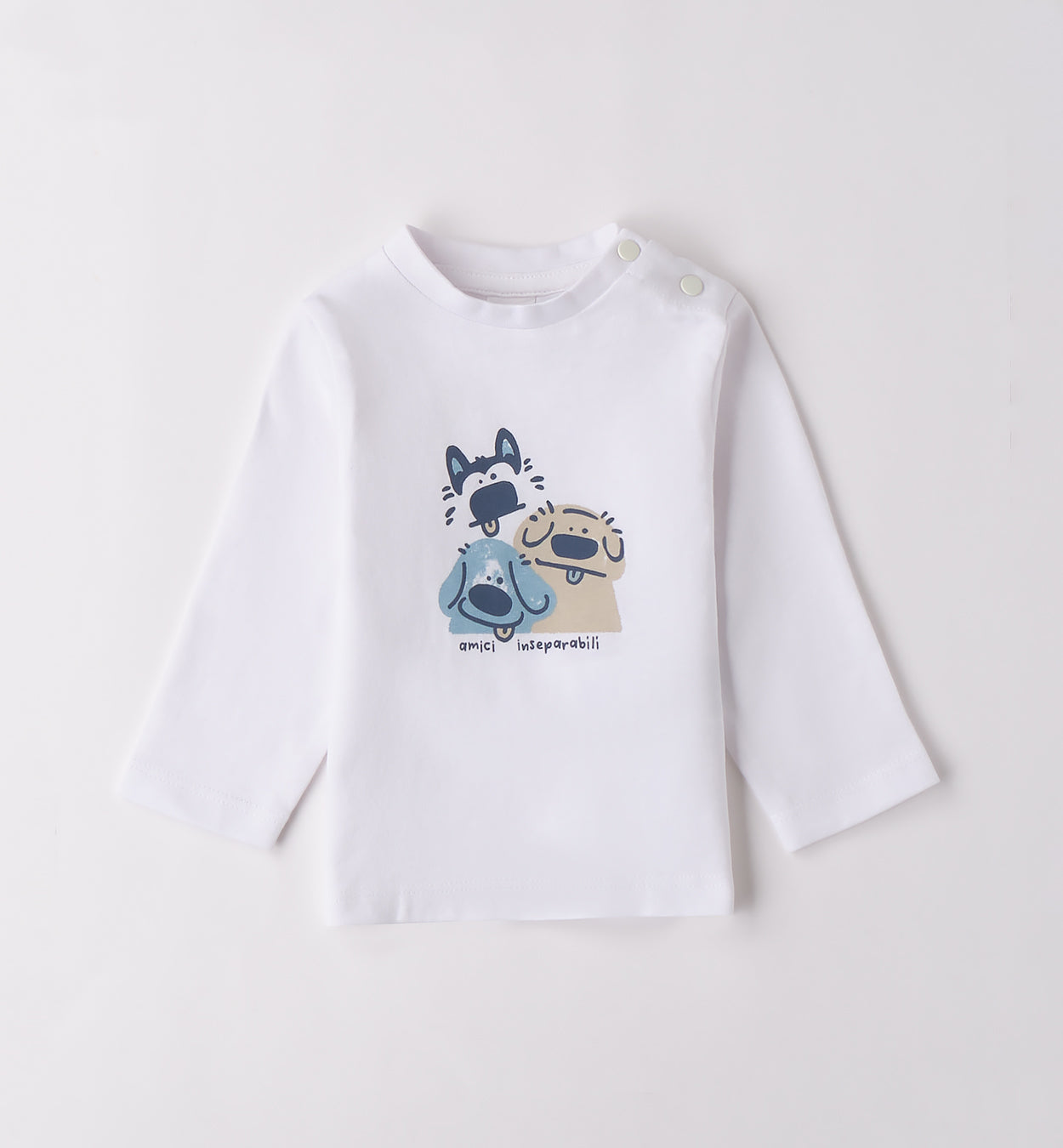 Completo primavera bambino con camicia jeans, maglietta con stampa amici inseparabili e pantaloni blu navy.

