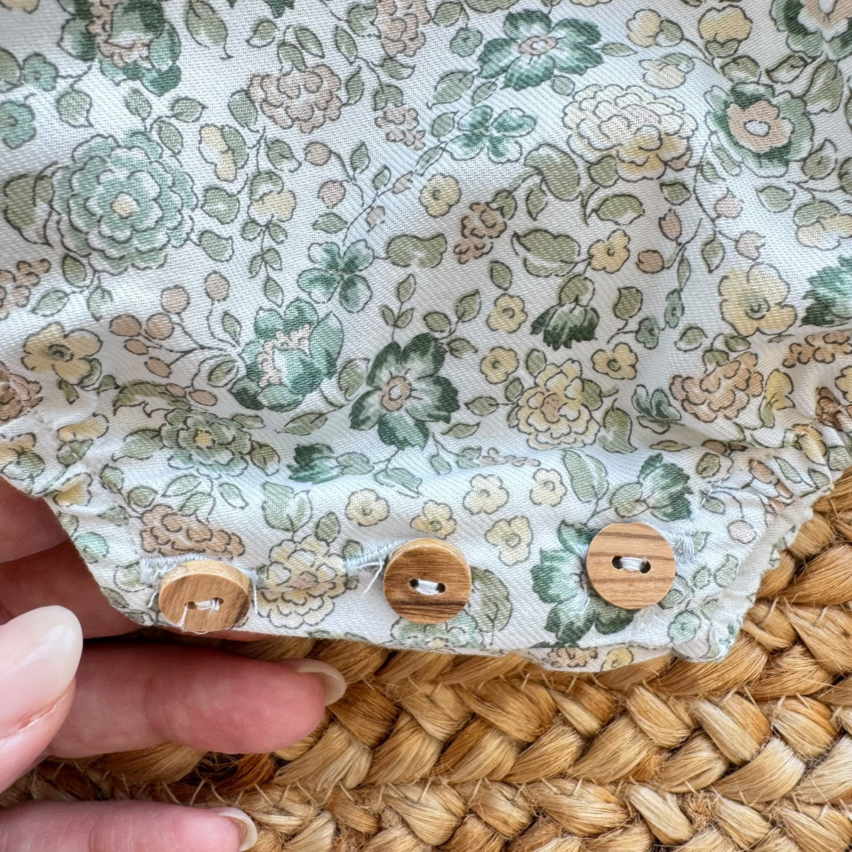 Pagliaccetto bimba floreale verde Sardon in 100% cotone con punto smock