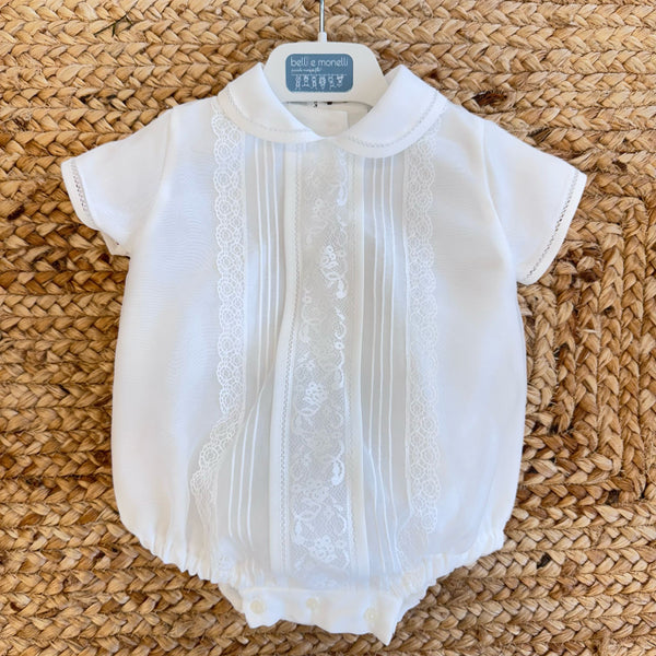 Pagliaccetto bianco da battesimo per maschietto con pizzo e colletto ricamato