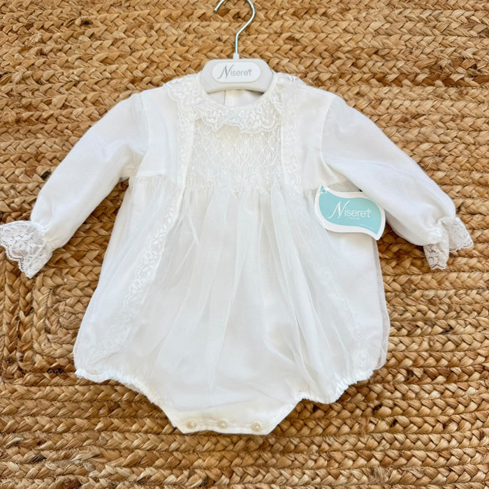 Pagliaccetto battesimo bimba bianco con punto smock, pizzo floreale e tulle, vista frontale