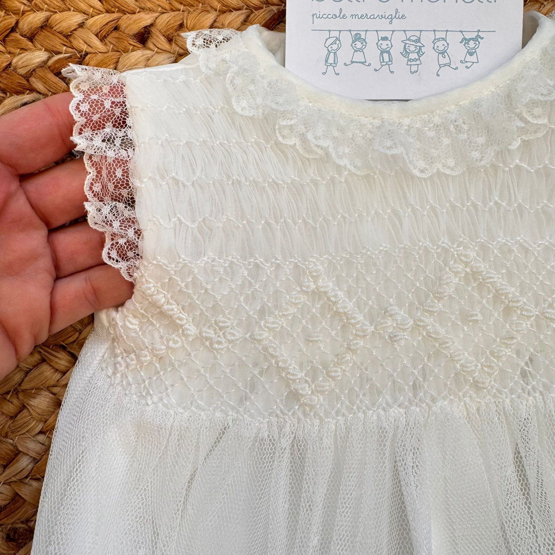 pagliaccetto elegante battesimo bimba in bianco con dettagli in pizzo