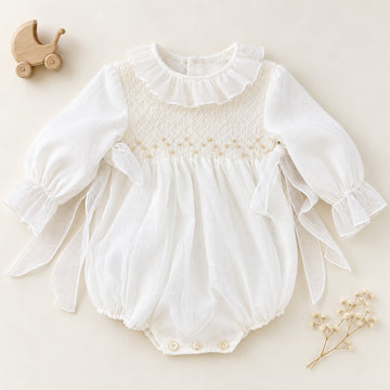 Pagliaccetto battesimo bimba avorio con punto smock, ricami beige e volant
